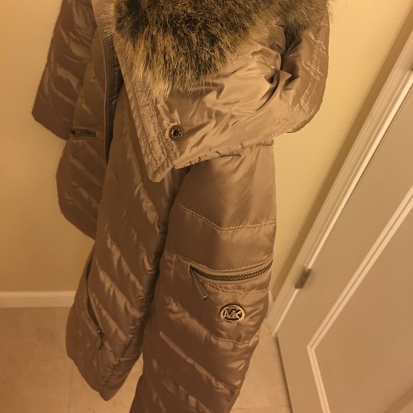 MICHAEL Michael Kors Faux-Fur-Collar Puffer Coat - Picture 7 of 8